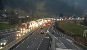Nalet treh vozil, daljši zastoj na štajerski avtocesti proti Ljubljani