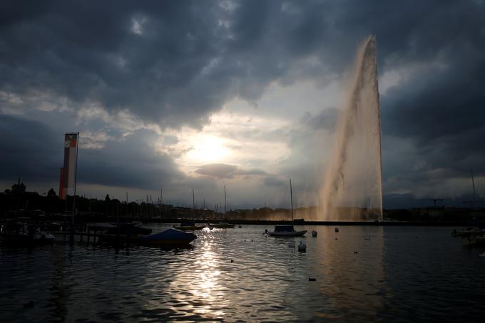 Ena izmed turističnih atrakcij mesta je vodna fontana na robu Ženevskega jezera. | Foto: Reuters
