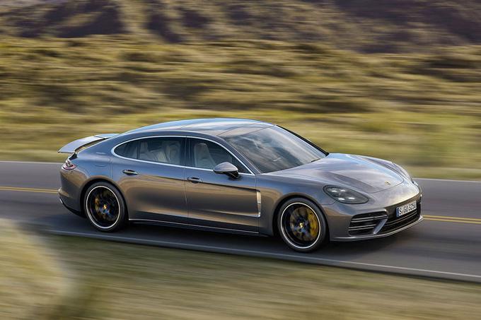 Turbo bo serijsko opremljen tudi s štiripodročno klimatsko napravo, LED-žarometi in ambientalno osvetlitvijo. | Foto: Porsche