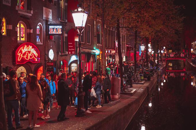 Že pred letom dni so razvpite britanske žurerje od obiska odvračali s kampanjo "Pojdi stran", a je kljub temu število prenočitev v Amsterdamu lani doseglo skoraj predpandemično raven, s petino večjim obiskom kot v 2022. | Foto: Shutterstock