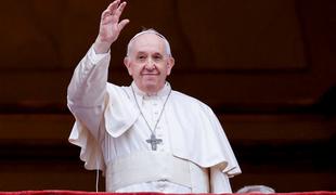 Papež se je opravičil in pozval katolike k spoštovanju različnih kultur #video