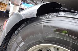S povsem uničeno pnevmatiko prevažal nevarno blago