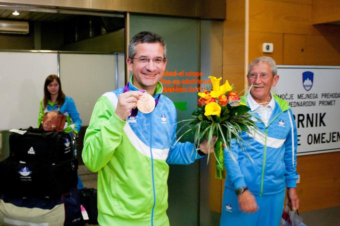 "Sydney je Rajmondu zelo ustrezal," pravi Debevčev dolgoletni trener Lojze Mikolič (desno), ki je najboljšega slovenskega strelca spremljal tudi na igrah v Londonu leta 2012, od koder sta prinesla bronasto odličje (na fotografiji prihod iz Londona). | Foto: Matic Klanšek Velej/Sportida