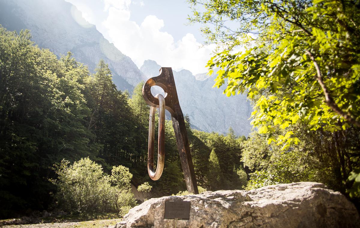 klin dolina Vrat | Spomenik s plezalnim klinom in vponko v ledeniški dolini Vrata, je eden najbolj prepoznavnih simbolov, povezanih s slovenskimi gorami. | Foto Žiga Zupan/Sportida