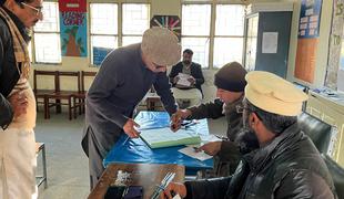 V Pakistanu zaradi volitev prekinili mobilno telefonijo