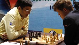 Carlsen po osmi partiji šaha obdržal prednost pred Anandom