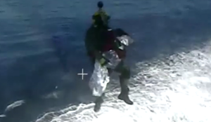 S čolna na odprtem morju rešili dojenčka #video