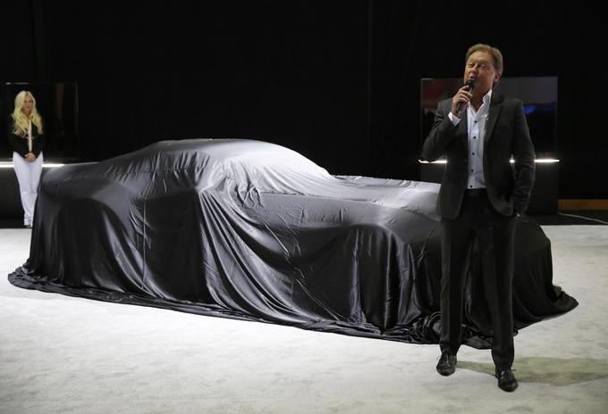 Henrik Fisker na avtomobilskem salonu v Detroitu, kjer je za znamko VLF Automotive razkril maloserijskega superšportnika force 1 V10. | Foto: Reuters