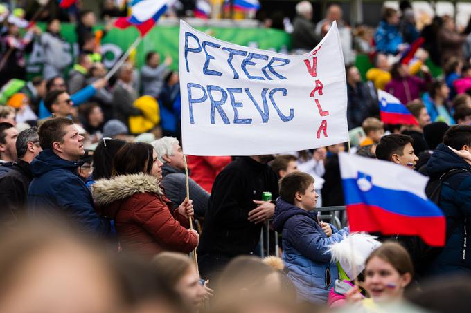Peter Prevc plakat Planica 2024, navijači 1. dan | Foto: www.alesfevzer.com