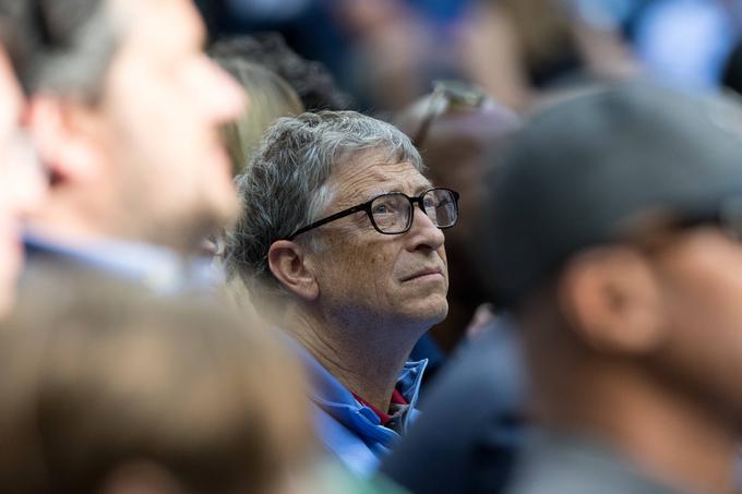 Bill Gates je bil po objavi videoposnetka predavanja TED Talk leta 2015 v komentarjih na spletu deležen celo posmeha, da pretirava, oziroma dvomov, ali je on v resnici dovolj kredibilna oseba za napovedovanje epidemij oziroma opozarjanje o virusih. Manjkalo ni seveda tudi znanih teorij zarot, ki Gatesa obtožujejo, da bo (oziroma danes, da je) virus med ljudi v resnici spravil on, s čimer naj bi mastno zaslužil oziroma izpolnil cilj svetovne elite: depopulacijo planeta. | Foto: Guliverimage/Vladimir Fedorenko