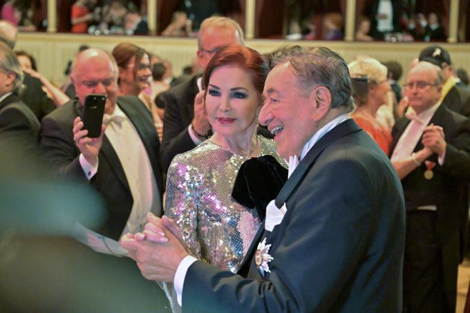 Richard Lugner je na letošnji operni ples pripeljal nekdanjo ženo Elvisa Presleyja. | Foto: Reuters