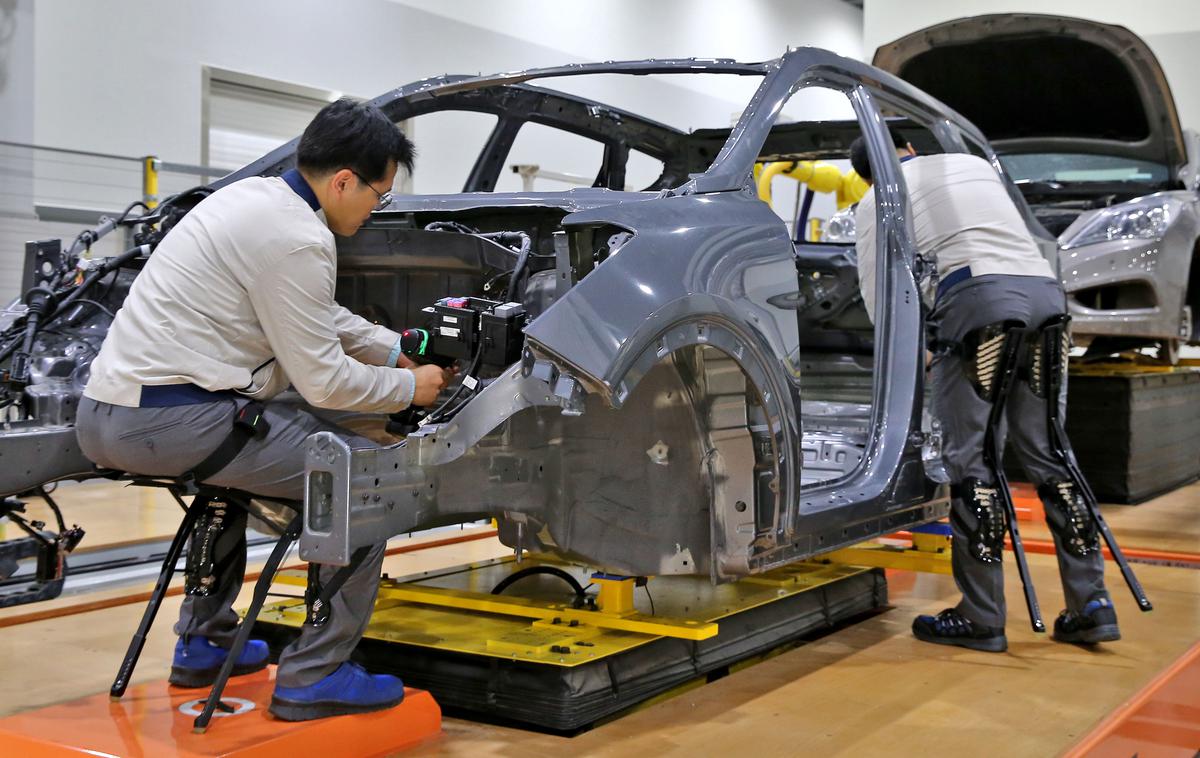 Hyundai eksoskeleti robotika | Naprava je zasnovana tako, da zaščiti kolenske sklepe uporabnika. Omogoča jim namreč, da stojijo pokončno, hkrati pa jim daje oporo, ko jim bolj ustreza položaj sedenja. | Foto Hyundai