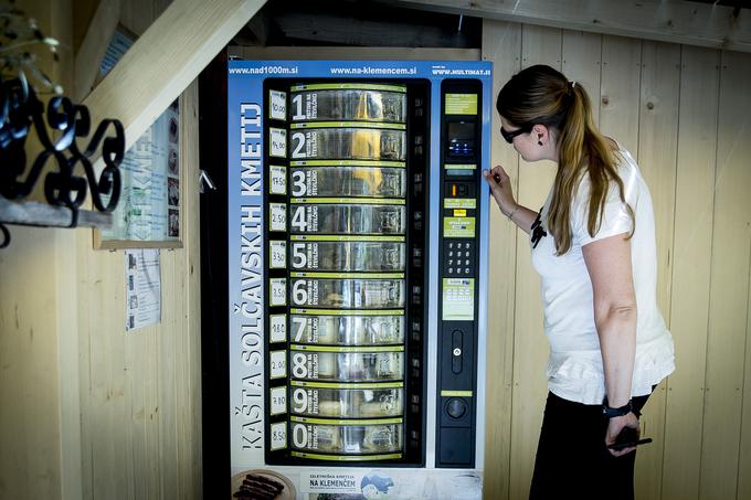 Junija so začeli svoje izdelke ponujati tudi v prodajnem avtomatu pri slapu Rinka. | Foto: Ana Kovač