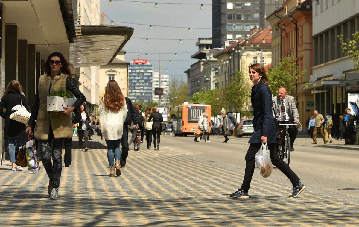 Ljubljana nepremičnine gospodarstvo ljudje | Javnomnenjska raziskava Evropskega parlamenta Eurobarometer jesen 2022 je bila izvedena med 12. oktobrom in 7. novembrom 2022 v vseh 27 članicah EU. Potekala je v obliki osebnih intervjujev, na Danskem in Češkem pa je bila dopolnjena s spletnimi intervjuji. Skupno je v njej sodelovalo 26.431 ljudi. Rezultati EU so bili ponderirani glede na število prebivalcev v posamezni državi. V Sloveniji sta v raziskavi sodelovali 1.002 osebi.  | Foto STA