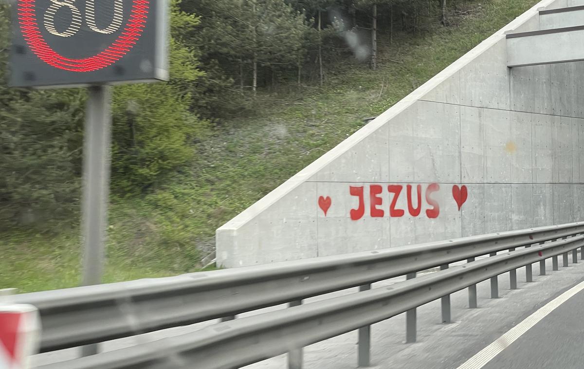 grafit napis avtocesta | Foto Gregor Pavšič