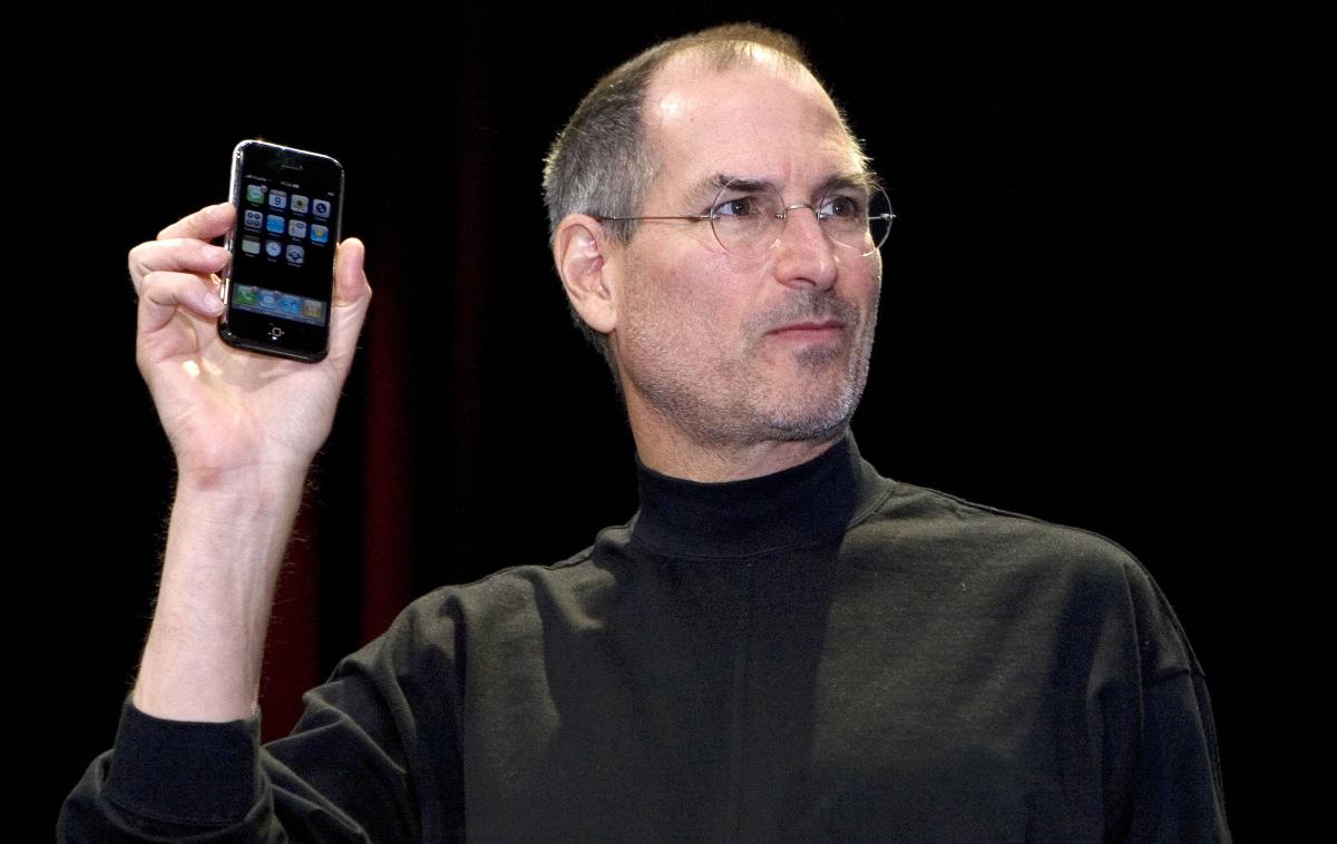 Steve Jobs, iPhone | Steve Jobs in prvi iPhone, 9. januar 2007 | Foto Guliver Image