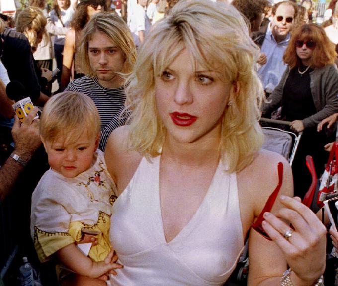Courtney Love s Kurtom Cobainom in hčerko Frances Bean leta 1992 | Foto: Reuters
