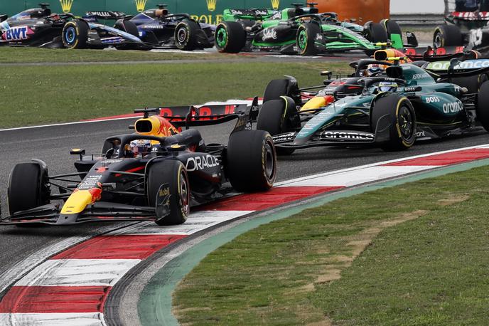 VN Kitajske štart Max Verstappen Red Bull Fernando Alonso Aston Martin | Max Verstappen je na štartu zadržal prvo mesto, Fernando Alonso pa je v prvem zavoju prehitel Sergia Pereza. | Foto Reuters