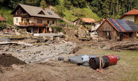 Večina krajanov ne želi zapustiti poškodovanih domov v Strugah
