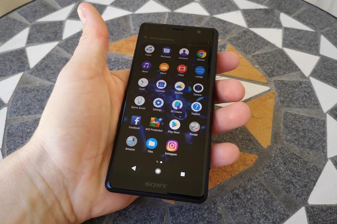 Na pametnem telefonu Sony Xperia XZ2 je nameščen operacijski sistem Android 8.0 Oreo. Uporabniški vmesnik je svetlobna leta boljši od tistih, ki jih je Sony na svoje telefone dajal še pred nedavnim, v uporabnika pa ne sili s preveč nadležnimi in odvečnimi aplikacijami. | Foto: Matic Tomšič