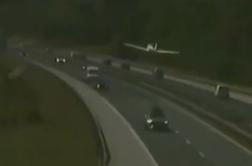 Znano je, zakaj je letalo pristalo na gorenjski avtocesti #video