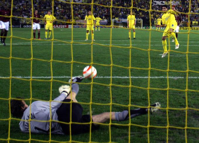 Tako je Jens Lehmann pri rezultatu 0:0 na povratni polfinalni tekmi lige prvakov v Villarrealu ubranil 11-metrovko Juanu Romanu Riquelmeju. | Foto: Reuters