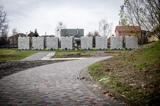 Na spomenik, kjer so pokopane vse žrtve, je treba dopisati še trideset imen. | Foto: Ana Kovač