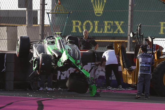 Čeprav trčenje v zaščitne gume ni bilo tako silovito, pa je Guanju Džov dobro sesul svojega Sauberja. | Foto: Reuters