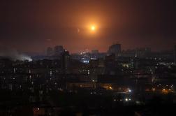 Rusi zjutraj sprožili obsežen napad na Kijev: zadeli tudi vrtec #vŽivo
