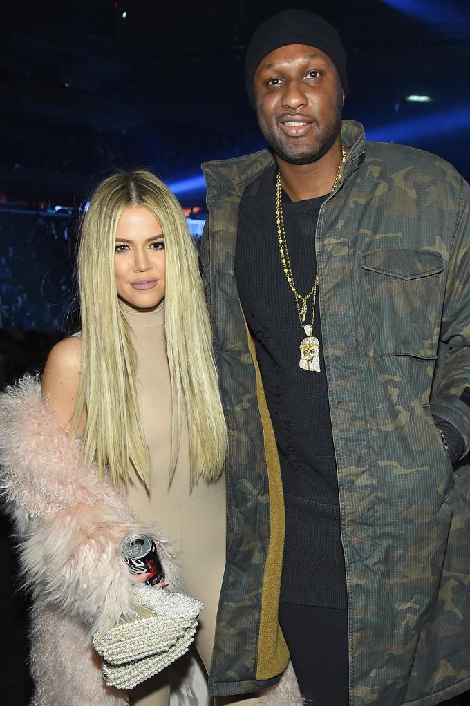 Kanye se je v bolnišnici znašel dobro leto zatem, ko je tam pristal Lamar Odom. Nekdanji košarkarski zvezdnik lige NBA se je oktobra lani zaradi prevelikega odmerka mamil in alkohola v bolnišnici v Nevadi boril za življenje. Njegova zdaj že nekdanja žena Khloe Kardashian je prihitela ob njegovo bolniško posteljo – sledile so ji tudi televizijske kamere, ki snemajo V koraku s Kardashianovimi, zaradi česar so se pojavljali komentarji, da Kardashianove tudi tragedijo izkoriščajo za dvigovanje gledanosti svoje resničnostne serije – in mu stala ob strani, dokler si ni opomogel. Par je že dlje časa živel ločeno, v zadnjem letu pa je ločitev postala tudi uradna.

Khloe in Lamar sta se poročila po le mesecu dni prijateljevanja. Lamar je že prej imel težave z odvisnostjo, ko pa je njegova kariera doživela zaton in je zaradi drog umrl njegov najboljši prijatelj, je padel v veliko depresijo. Khloe ni pustil blizu, par se je razšel. Pred dnevi je Lamarjev odtujeni oče Joe potarnal, da Khloe ni bila dobra za njegovega sina. Khloe naj bi Lamarja silila, da se pojavlja v resničnosti seriji njene družine, češ da ji je to dolžan, ker jo je ponižal, ko jo je varal z drugimi ženskami. | Foto: Getty Images