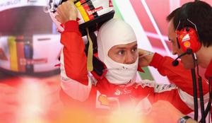 Ferrarijev Sebastian Vettel v dežju razbil Mercedesovega dvojčka