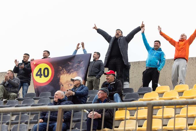 Simon Rožman je v četrtek dopolnil 40 let. Dva dni pozneje so ga njegovi prijatelji obiskali na tekmi v Sežani. | Foto: Vid Ponikvar