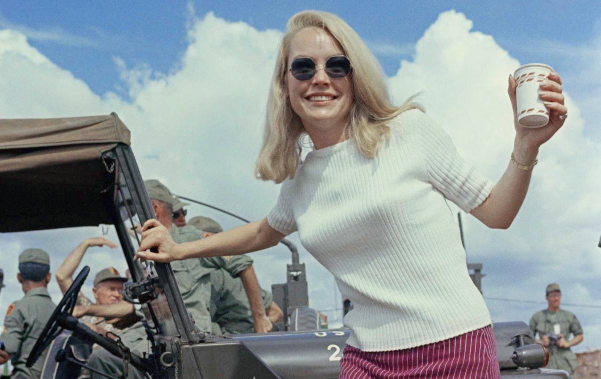 Chris Noel | Chris Noel je s svojo radijsko oddajo dvigovala moralo ameriškim vojakom v Vietnamu. Ameriške vojake v Vietnamu je tudi večkrat obiskala (fotografija je z njenega obiska leta 1968). | Foto Guliverimage