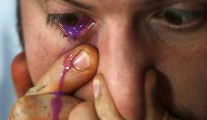 Slikanje s solzami, z barvo, ki gre skozi nos do oči (foto in video)