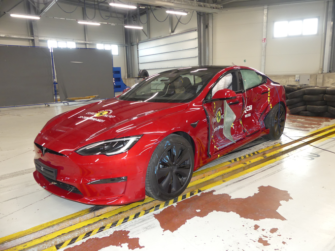 Tesla model S je slavila med poslovnimi in električnimi avtomobili. | Foto: EuroNCAP