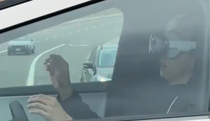 Noro ali zaigrano? Američane razburil voznik z Applovim čudom. #video