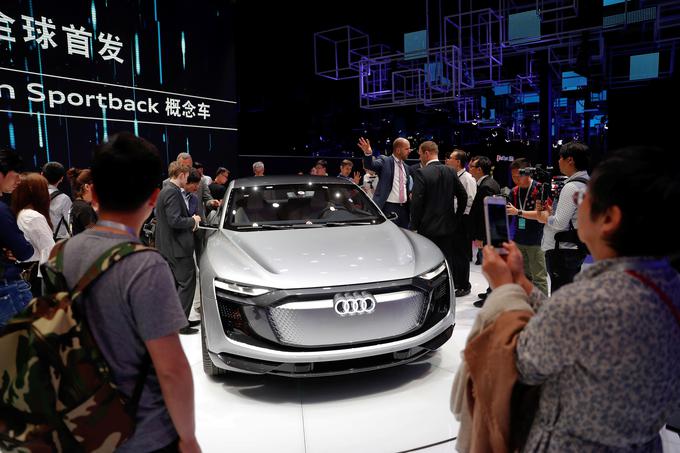 Na predstavitvi avtomobila v Šanghaju so pri Audiju Kitajcem obljubili, da bodo v prihodnjih petih letih na njihove ceste poslali pet novih povsem električni modelov e-tron z dosegom več kot 500 kilometrov.  | Foto: Reuters