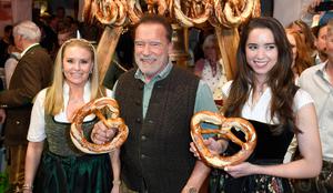 Schwarzenegger v Kitzbühel pripeljal dekle in hčerko #foto
