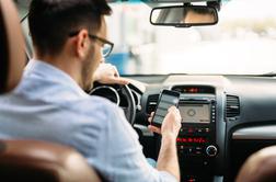 Brez milosti: voznikom na mobitelih bodo vzeli vozniško dovoljenje
