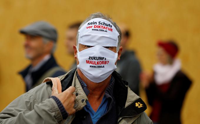 Tudi v sosednji Avstriji vse več anticepilcev na protestih proti državnim ukrepom zaradi širjenja novega koronavirusa nosi masko. | Foto: 