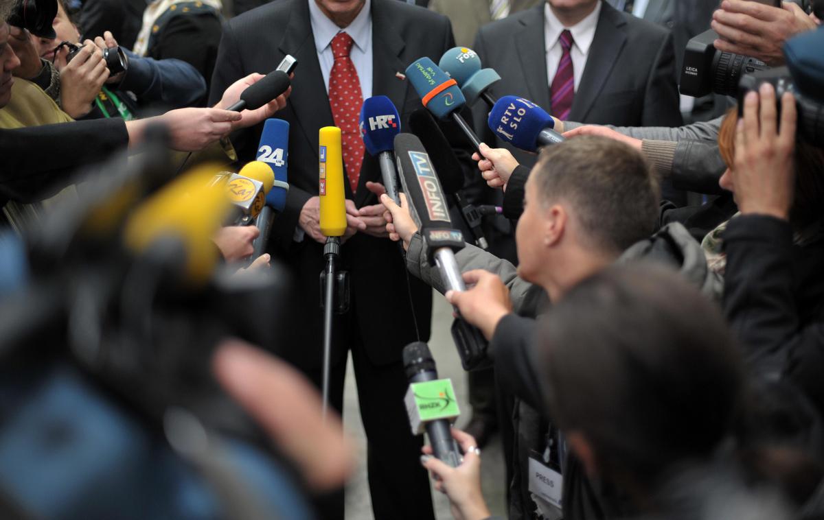 Mikrofon, mikrofoni, novinar, novinarji, mediji | V razpravo na odboru so se vključili le nekateri koalicijski poslanci. | Foto Matej Leskovšek
