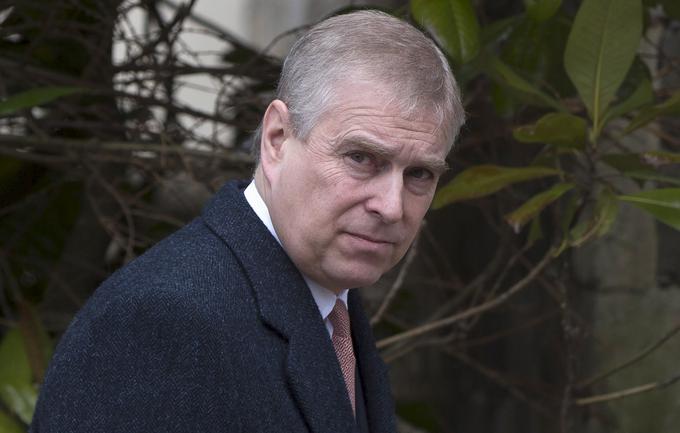 Princ Andrew, ki ima naslov yorškega vojvode, je mlajši brat princa Charlesa. Leta 2019 je izbruhnila afera, ko so se nanj zgrnile obtožbe o spolnih zlorabah in povezavah z Američanom Jeffreyem Epsteinom. Maja lani je princ Andrew, ki obtožbe zanika, trajno prenehal opravljati vse javne zadolžitve, torej je postal nekakšen upokojenec. | Foto: Reuters