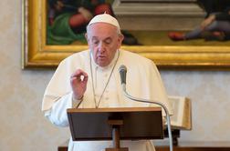 Papež znižal plače kardinalom in drugim zaposlenim v Vatikanu