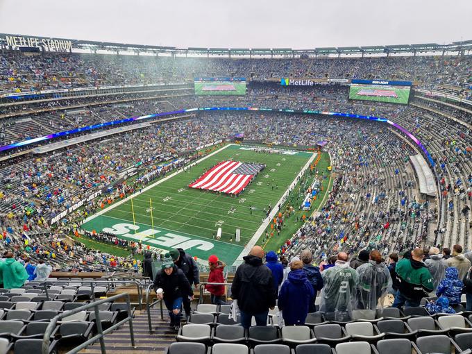 Stadion v Meadowlandsu ob prepevanju ameriške himne. Poglejte v zgornjem videu. | Foto: Matej Podgoršek