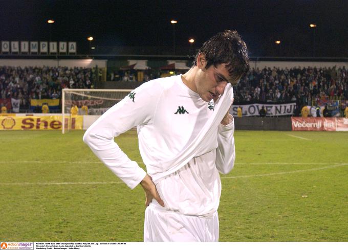 Pred 19 leti je nesrečno in nespretno ostal brez preboja na Euro 2004, ki bi predstavljal njegovo prvo veliko tekmovanje. Za Bežigradom je takole objokoval usoden poraz proti Hrvaški, za katero je zadel v polno Dado Pršo. | Foto: Reuters