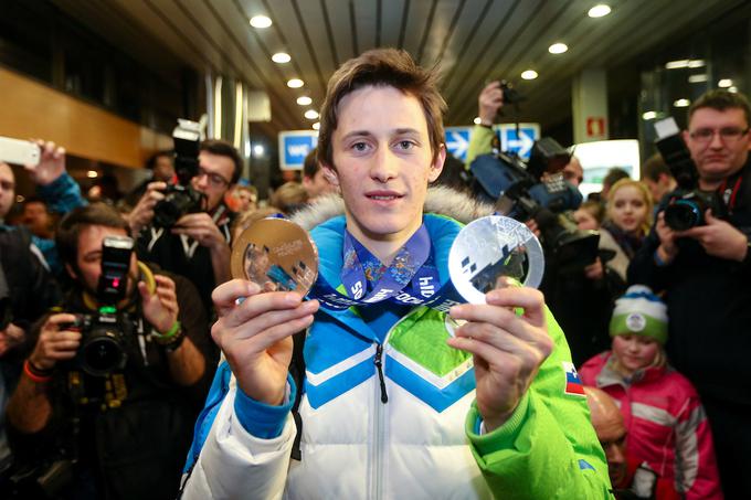 Ob prihodu v domovino je ponosno razkazoval obe medalji. | Foto: Sportida