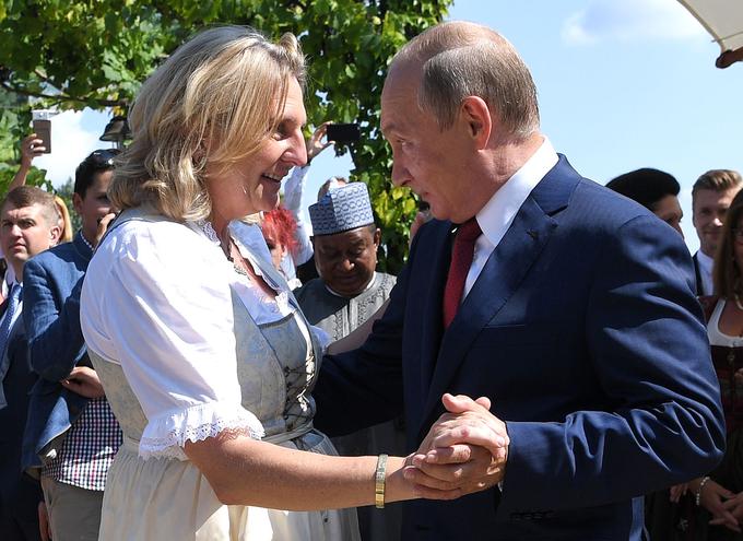 Karin Kneissl je v odličnih odnosih z ruskim predsednikom Vladimirjem Putinom, ki je prišel tudi na njeno poroko leta 2018. | Foto: Reuters