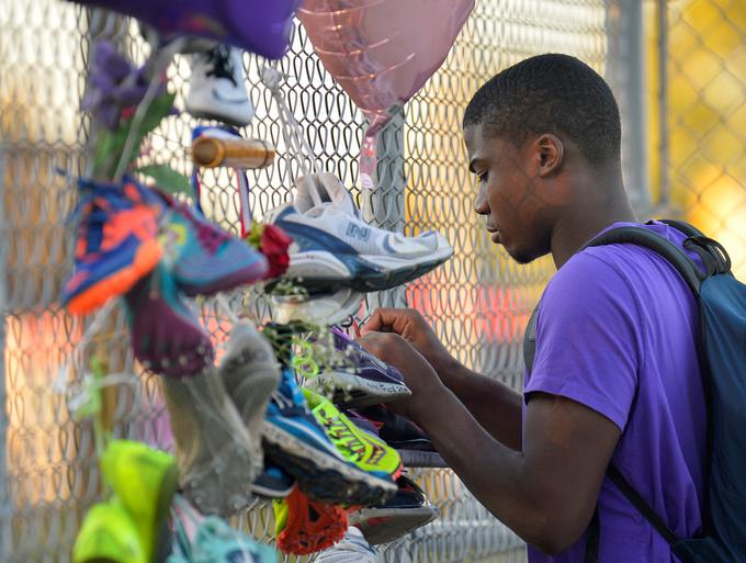 Mladi atleti so na ograjo njej v spomin vezali svoje tekaške copate. | Foto: Reuters