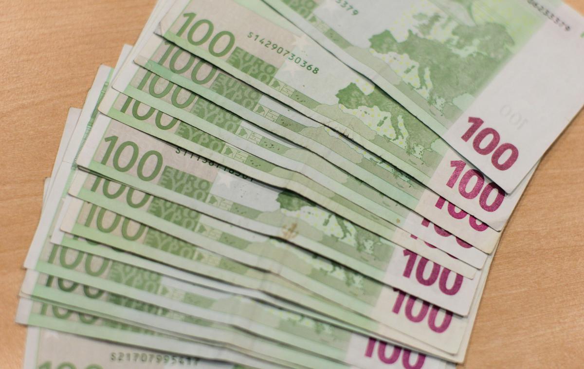 100 evrov bankovci | Foto Tina Deu