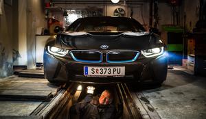 Staro BMW delavnico v Ljubljani prebudil futuristični i8 (foto)